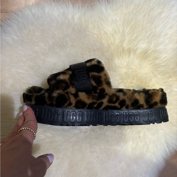 *SOLD* VEUC - UGG Fluffita Flatform Sandals - 7.5 - Picture 3 of 5